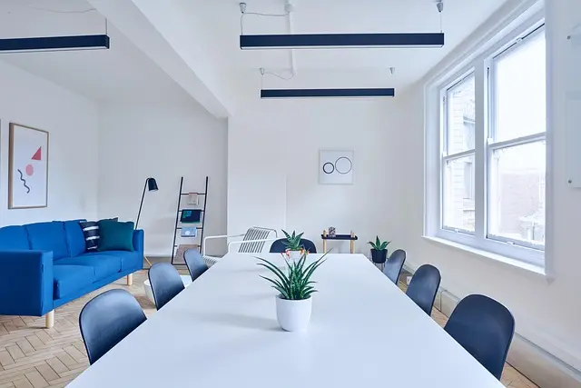 Comment choisir des meubles adaptés à un espace de travail flexible